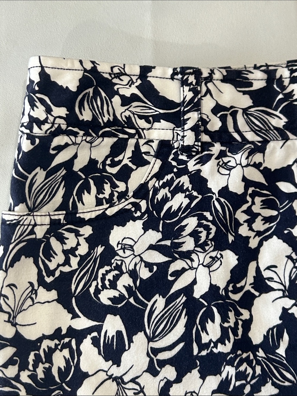 Chaps Classic Navy and White Floral Pencil Skirt Sz 4 - Picture 3 of 7